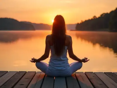 Une personne méditant dans un cadre naturel, symbolisant l'équilibre corps-esprit.